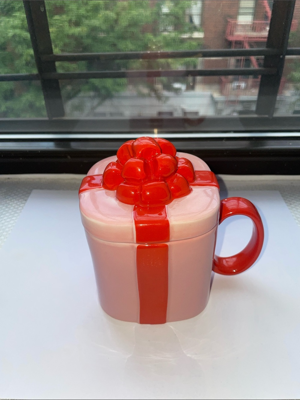 ❤️ NWT Anthropologie Mug in Present Motif in Pink & Red - Picture 6 of 11
